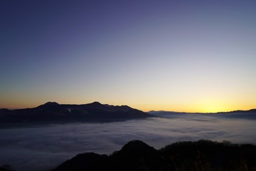 Fototapeta na wymiar 雲海が広がる南阿蘇の風景