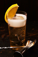 ハイボールをレモンを搾ってワイルドに飲む