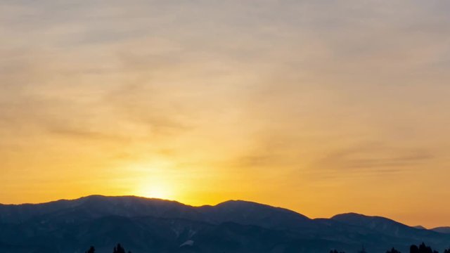 山から昇る太陽　日の出　タイムラプス　4K うｈｄ