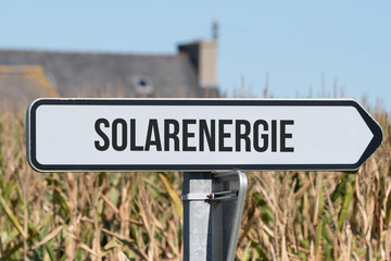 Ein Schild weist auf die Solarenergie hin
