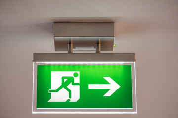 Beleuchtetes Notausgang-Schild an Decke