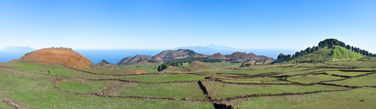 El Hierro - Blick &uuml;ber die zentrale Hochebene Meseta de Nisdafe bei San Andres, im Hintergrund die Inseln La Gomera und Teneriffa (Mitte) und La Palma (links)