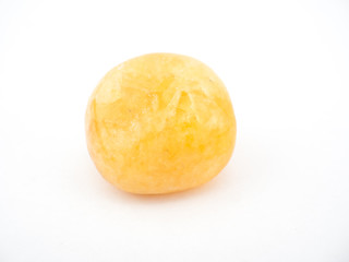 Calcit - Edelstein auf weißem Hintergrund