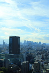 新宿の超高層ビル群と秋の空