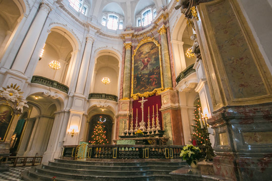 Altare della cattedrale barocca di Dresda in Germania