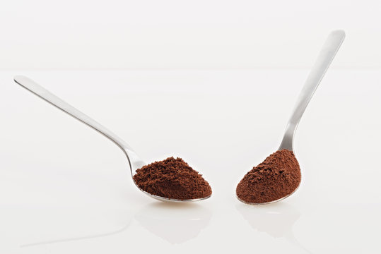 cucchiai con caffè macinato e caffè liofilizzato da sopra