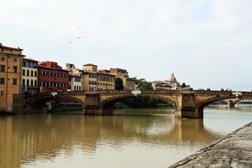 Fototapeta na wymiar Puente de la Santísima Trinidad (Ponte Santa Trinita) en Florencia, Toscana, Italia.