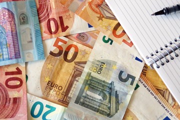 Fondo colorido de billetes de euro.