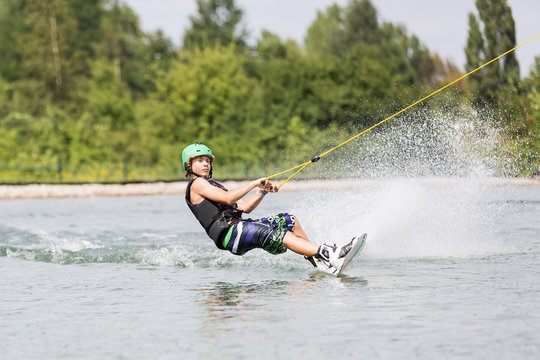 Junger Mann beim Wakeboarden