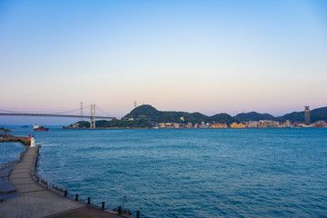 Obraz premium 夕暮れ迫る関門海峡