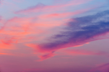朝焼けの茜雲
