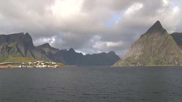 Norwegen, Lofoten, Reine, Hafen, Reinefjorden, Fjord, Hafen, Steg, Holzsteg, Haus, Dorf, Stadt, Gel&auml;nder, Reinebringen, Navaren, Reinev&aring;gen, Skjeret, Br&uuml;cke,