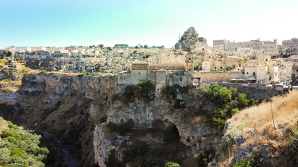 Fototapeta na wymiar Foreshortening of white houses on the overhanging of Matera city