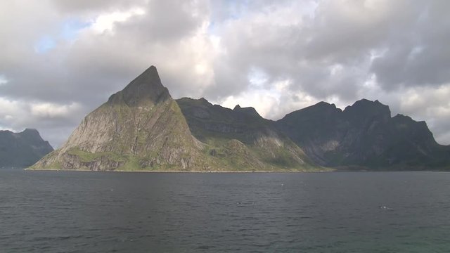 Norwegen, Lofoten, Reine, Hafen, Reinefjorden, Fjord, Hafen, Steg, Holzsteg, Haus, Dorf, Stadt, Gel&auml;nder, Reinebringen, Navaren, Reinev&aring;gen, Skjeret, Br&uuml;cke,