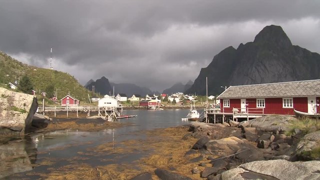 Norwegen, Lofoten, Reine, Hafen, Reinefjorden, Fjord, Hafen, Steg, Holzsteg, Haus, Dorf, Stadt, Gel&auml;nder, Reinebringen, Navaren, Reinev&aring;gen, Skjeret, Br&uuml;cke,
