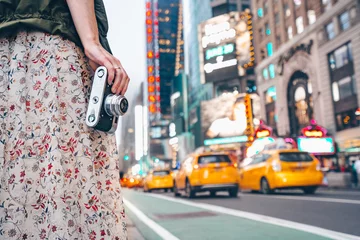 Foto auf Glas Junges Mädchen mit einer Retro-Kamera in Manhattan © AboutLife