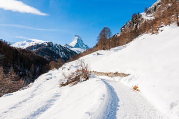 Fototapeta na wymiar Zermatt, Furi, Zmutt, Matterhorn, Alpen, Wallis, Walliser Berge, Wanderung, Winterwanderweg, Wintersport, Winter, Schweiz