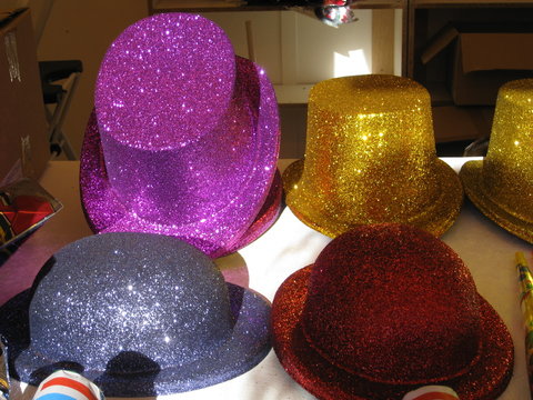 Sombreros de copa y de bomb&iacute;n de fiesta y broma en colores amarillo, rojo, gris, fucsia de purpurina para celebrar fiestas.