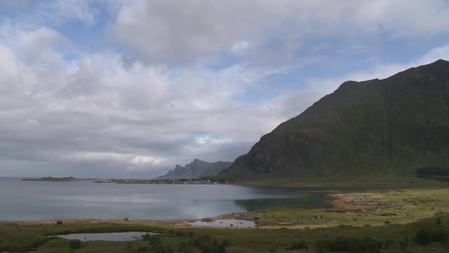Norwegen, Lofoten, Ramberg, Moskenes, Flakstad, Leknes, Ryten, Skjelholmleira, Fjord, Selfjorden, Berg, Gipfel, Ulvstinden, Wellen, Spengerleira, Torsfjorden, Fjord, Stra&szlig;e, E10,