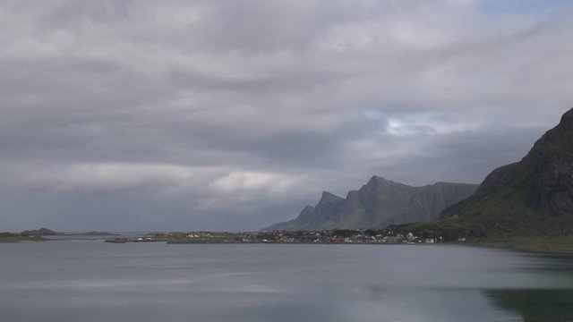 Norwegen, Lofoten, Ramberg, Moskenes, Flakstad, Leknes, Ryten, Skjelholmleira, Fjord, Selfjorden, Berg, Gipfel, Ulvstinden, Wellen, Spengerleira, Torsfjorden, Fjord, Stra&szlig;e, E10,