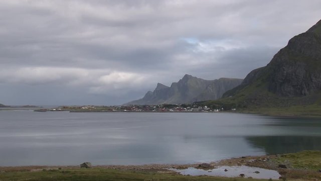 Norwegen, Lofoten, Ramberg, Moskenes, Flakstad, Leknes, Ryten, Skjelholmleira, Fjord, Selfjorden, Berg, Gipfel, Ulvstinden, Wellen, Spengerleira, Torsfjorden, Fjord, Stra&szlig;e, E10,
