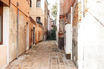 Fototapeta na wymiar Typical back street courtyard scene in Venice.