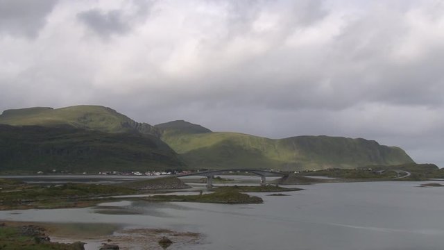 Norwegen, Lofoten, Ramberg, Moskenes, Flakstad, Leknes, Ryten, Skjelholmleira, Fjord, Selfjorden, Berg, Gipfel, Ulvstinden, Wellen, Spengerleira, Torsfjorden, Fjord, Stra&szlig;e, E10,