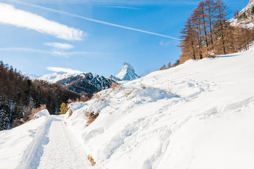 Fototapeta na wymiar Zermatt, Furi, Zmutt, Wanderweg, Winterwanderung, Winter, Matterhorn, Wallis, Alpen, Walliser Berge, Schweiz