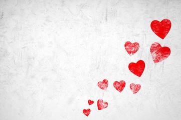 Rote Herzen mit Textfreiraum auf einer schmutzigen weißen Wand
