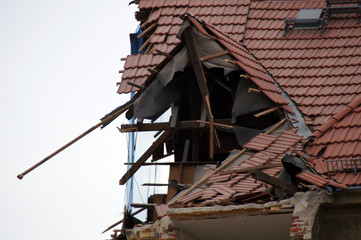 Abrissarbeiten altes Gebäude mit Bagger