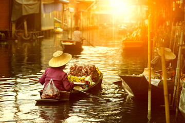 thai fruit seller sailing wooden boat in thailand tradition floating market - obrazy, fototapety, plakaty