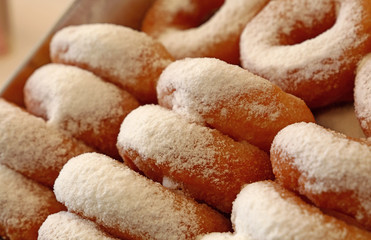 Fototapeta na wymiar Close up many ring donuts with sugar powder