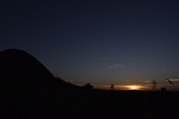 Silhueta de horizonte com colina e pôr-do-sol
