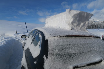 viel Schnee auf Auto Autodach Schneechaos