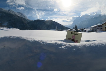 Gib acht Schild im Schnee Schneechaos  in Tirol 