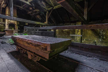 wagen mit schienen in einer fabrik