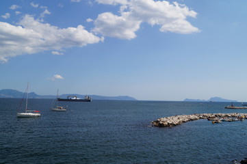 Obraz premium the coast of Naples on a sunny day