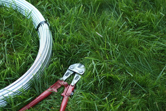 bolt cutter near the coil wire on the grass