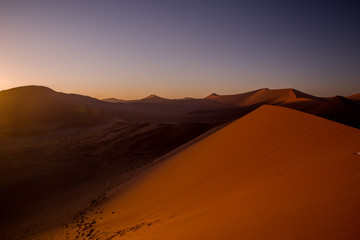 Fototapeta na wymiar 朝日に染まるナミブ砂漠