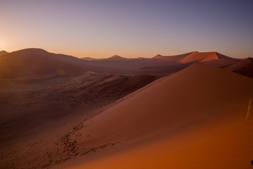 Fototapeta na wymiar 朝日に染まるナミブ砂漠