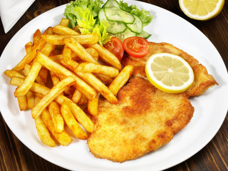 Wiener Schnitzel mit Pommes Frites und Salat
