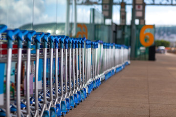 空港　ビジネスマン　出張