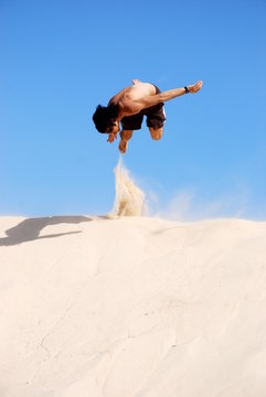 arena, cielo, brincar, mujer, desierta, alegre, naturaleza, playa, joven, salto, azul, chico, alegr&iacute;a, verano, libertad, nube, diversi&oacute;n, gente, duna, activo, montagna, felicidad, hermoso, paisaje