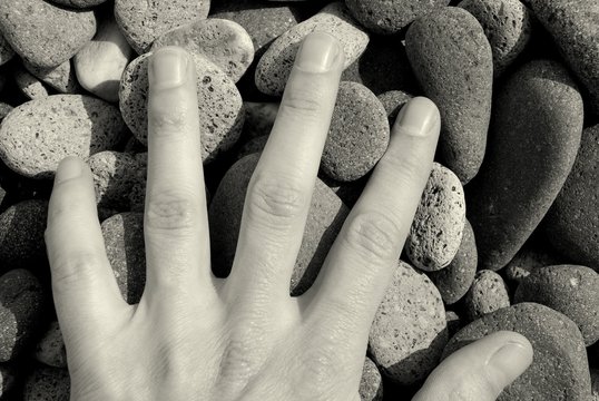 mano,gemas, roca, con textura, playa, canto rodado, gemas, canto rodado, dechado, naturaleza, roca, gris, blanco, abstracta, liso, alimento, macro, negro, r&iacute;o, close-up, nativo, textura, mar, granito,