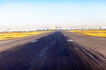 空港　ビジネスマン　出張	