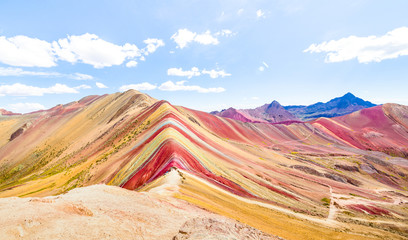 Panoramisch uitzicht op Rainbow Mountain bij Vinicunca-berg in Peru - Reis- en reislustconcept voor het verkennen van wereldnatuurwonderen - Levendig veelkleurig filter met heldere, verbeterde kleurtinten