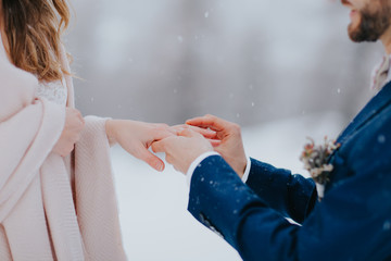 Se passer la bague au doigt sous la neige 