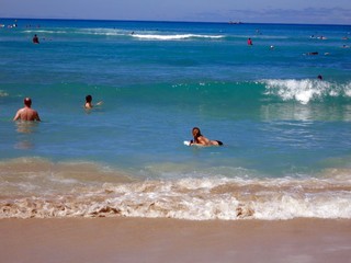 ハワイ　海とサーフィンを楽しむ人