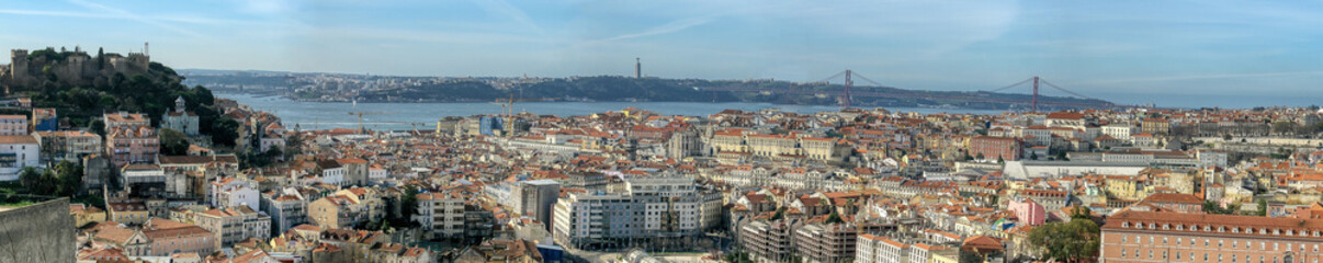 Fototapeta premium Panoramiczny widok miasta Lizbona, Portugalia