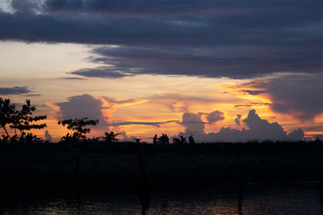 Obraz premium Picknick Im Sonnenuntergang
